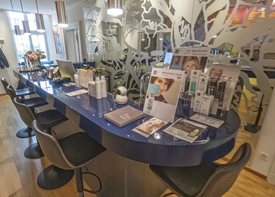 Elegante Empfangstheke bei Bern: Madame Beauty Institut, Bern, Bern, CH mit hochwertigen Schönheitsprodukten.
