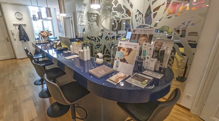 Elegante Empfangstheke bei Bern: Madame Beauty Institut, Bern, Bern, CH mit hochwertigen Schönheitsprodukten.