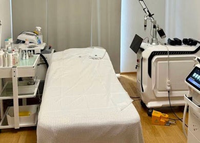 Moderner Behandlungsraum im Madame Beauty Institut, Bern, Bern, CH mit professionellem Kosmetikequipment.