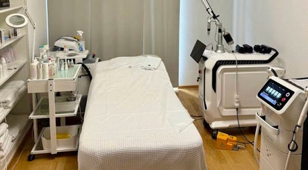 Moderner Behandlungsraum im Madame Beauty Institut, Bern, Bern, CH mit professionellem Kosmetikequipment.