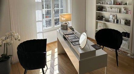 Madame Beauty Institut in Bern: stilvolle Einrichtung mit modernen Möbeln und natürlichem Licht in Bern, Bern, CH.