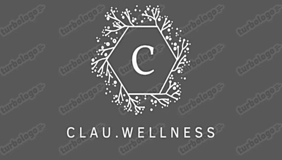 Logotipo gráfico de Clau.Wellness localizado em Caparica, Setúbal, PT com design elegante e moderno.