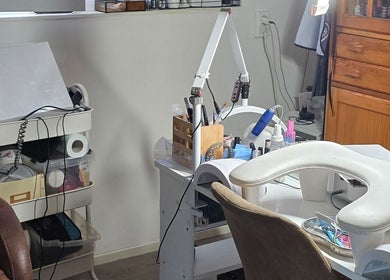 Затишний манікюрний стіл у Nagelstudio Teslenko, Oldebroek, Gelderland, NL з інструментами та лампами.