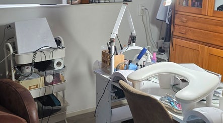 Затишний манікюрний стіл у Nagelstudio Teslenko, Oldebroek, Gelderland, NL з інструментами та лампами.
