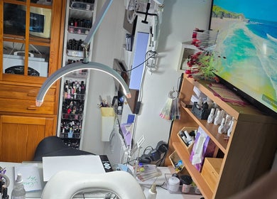 Затишний інтер'єр Nagelstudio Teslenko в Oldebroek, Gelderland, NL з обладнанням для манікюру.