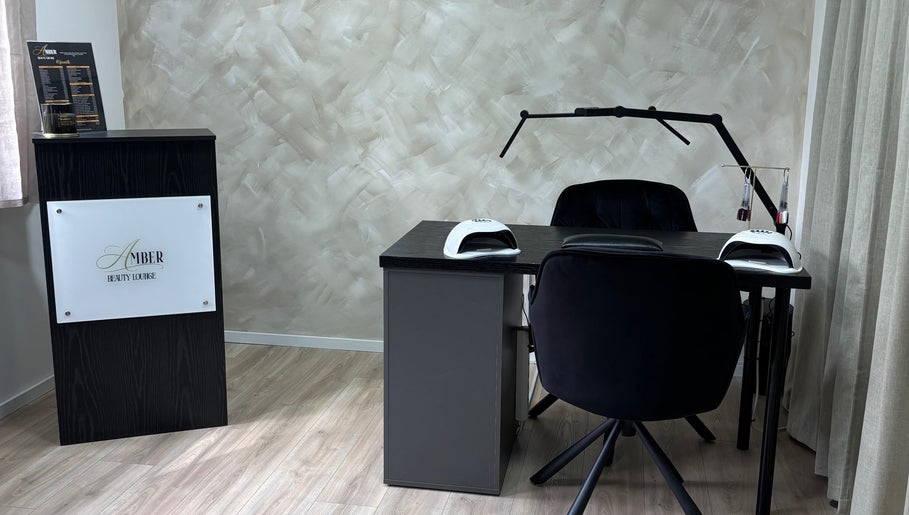 Unutrašnjost Amber beauty lounge u Zagrebu, Grad Zagreb, HR sa stiliziranim stolom za njegu noktiju.
