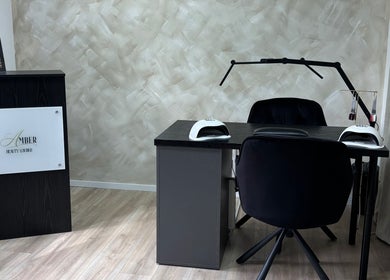 Unutrašnjost Amber beauty lounge u Zagrebu, Grad Zagreb, HR sa stiliziranim stolom za njegu noktiju.