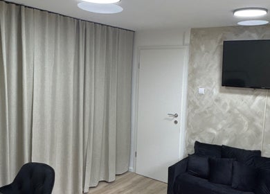 Elegantan kutak u Amber beauty lounge, Zagreb, Grad Zagreb, HR, s crnim kaučem i televizorom.