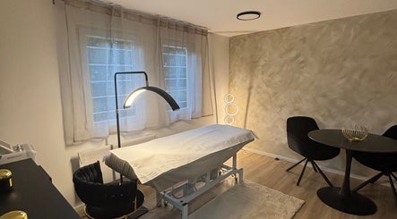 Soba za tretmane u Amber Beauty Lounge, Zagreb, Grad Zagreb, HR, s modernim dekorom i udobnim namještajem.