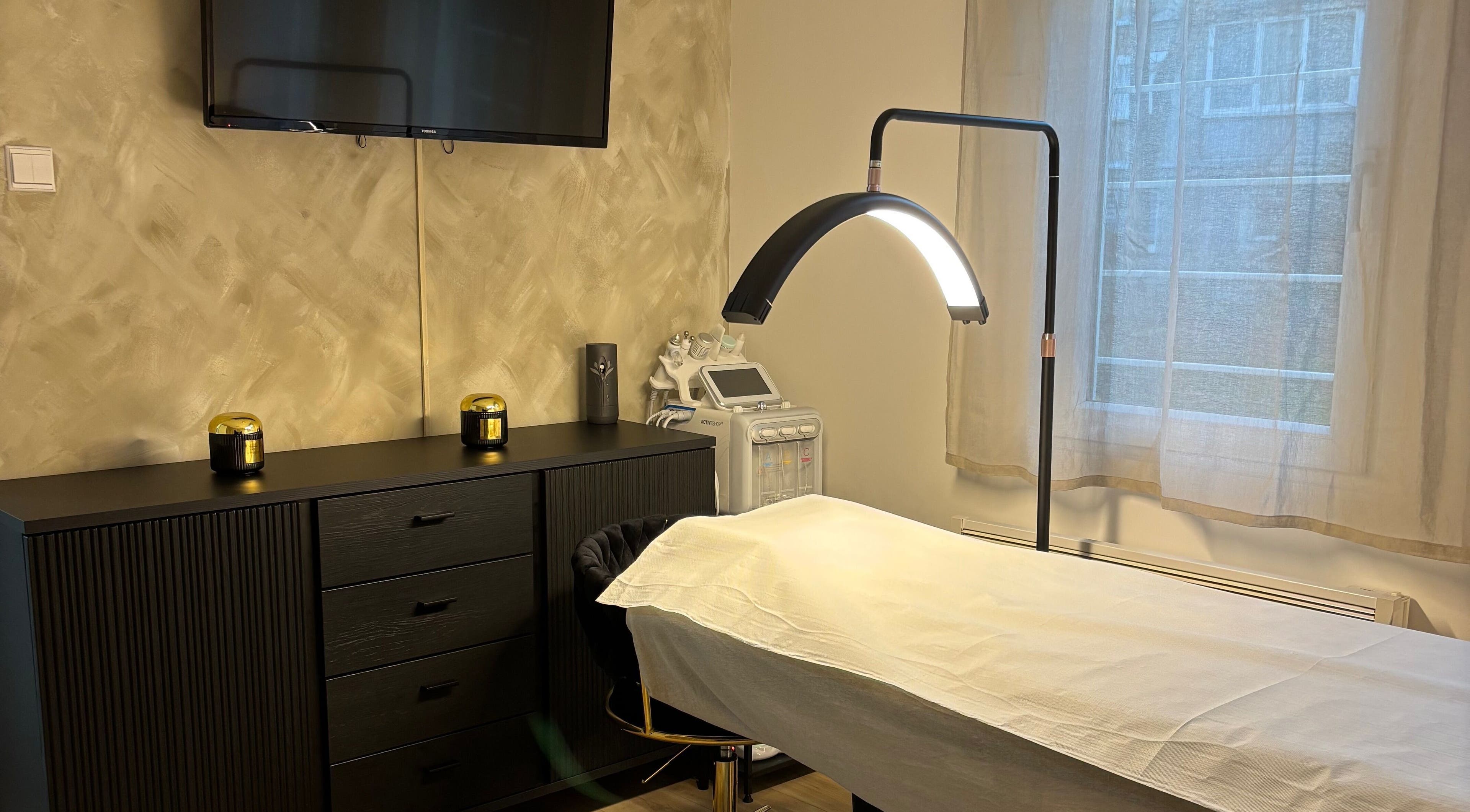 Masažna soba u Amber Beauty Lounge, Zagreb, Grad Zagreb, HR, s modernim uređenjem i uređajem za njegu kože.