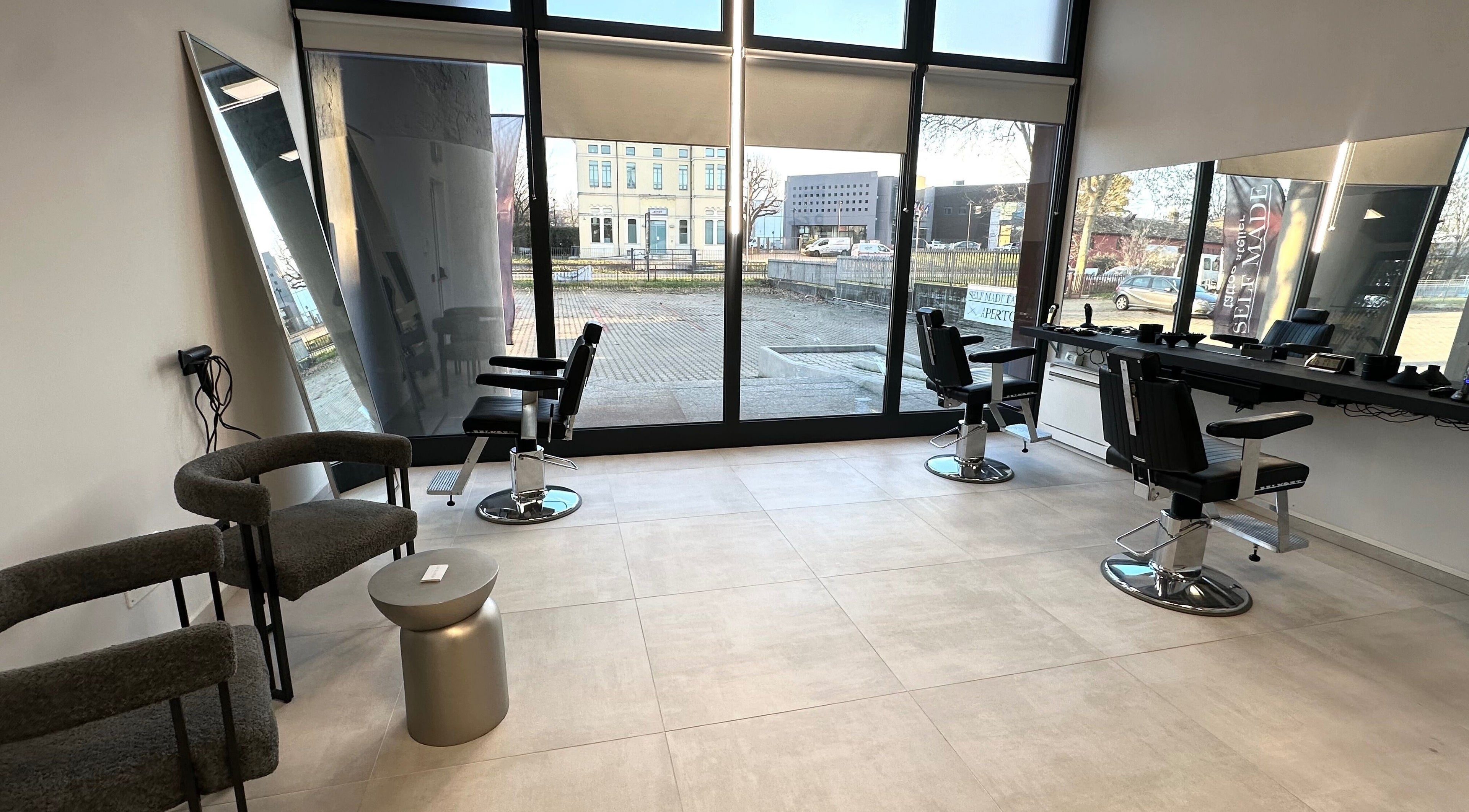 L'interno di Andrea Manfredi Barber presso Avelino Barbershop a Parma, Emilia-romagna, IT, con sedie moderne.