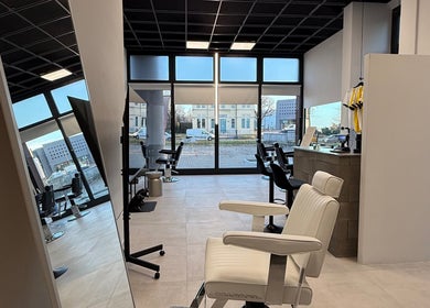 Interno elegante di Andrea Manfredi Barber presso Avelino Barbershop, Parma, Emilia-romagna, IT.