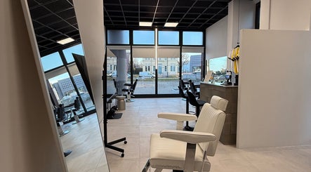 Interno elegante di Andrea Manfredi Barber presso Avelino Barbershop, Parma, Emilia-romagna, IT.