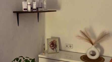 Decoración elegante en Amani Beauty by Maria Garcia, Tías, Canarias, ES con productos y flores secas.