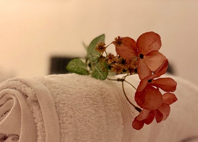 Toalla enrollada con flores en Amani Beauty by Maria Garcia, Tías, Canarias, ES. Detalle acogedor en spa.