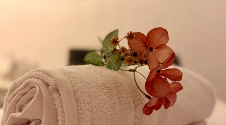 Toalla enrollada con flores en Amani Beauty by Maria Garcia, Tías, Canarias, ES. Detalle acogedor en spa.