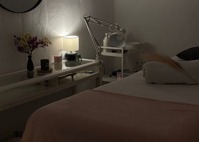 Sala de tratamiento de Amani Beauty by Maria Garcia en Tías, Canarias, ES, con iluminación suave y decoraciones elegantes.