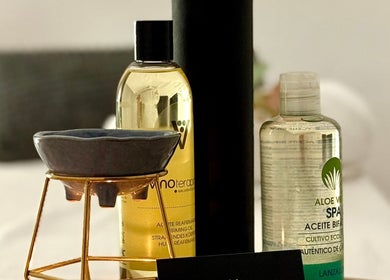 Aceites esenciales en Amani Beauty by Maria Garcia, Tías, Canarias, ES, crean una experiencia relajante.