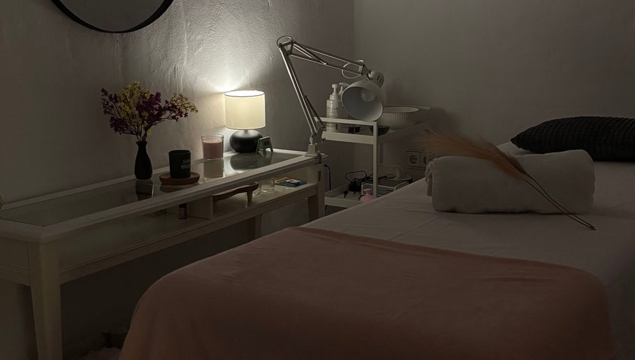 Sala tranquila de Amani Beauty by Maria Garcia en Tías, Canarias, ES con mesa, lámpara y flores.