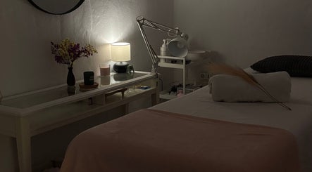 Sala tranquila de Amani Beauty by Maria Garcia en Tías, Canarias, ES con mesa, lámpara y flores.