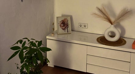 Esquina elegante en Amani Beauty by Maria Garcia, Tías, Canarias, ES con decoraciones minimalistas.