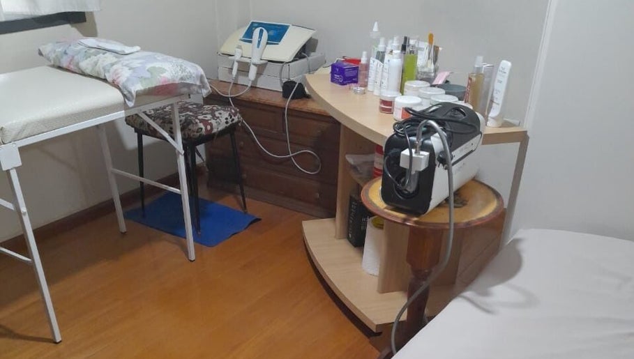 Sala de tratamiento en GD Toujours Unique, Merlo, Provincia De Buenos Aires, AR, con equipos de belleza.