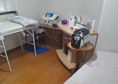 Sala de tratamiento en GD Toujours Unique, Merlo, Provincia De Buenos Aires, AR, con equipos de belleza.