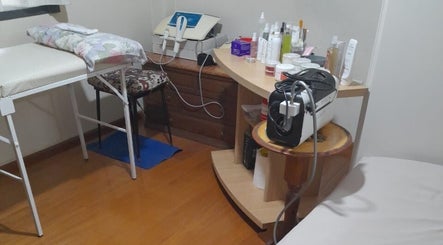 Sala de tratamiento en GD Toujours Unique, Merlo, Provincia De Buenos Aires, AR, con equipos de belleza.