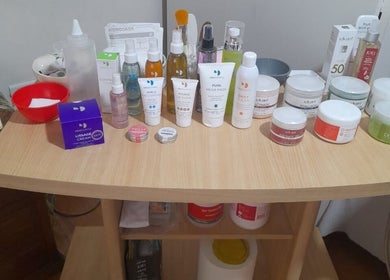 Productos de cuidado facial en GD Toujours Unique, Merlo, Provincia De Buenos Aires, AR, destacan en el mostrador.