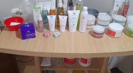 Productos de cuidado facial en GD Toujours Unique, Merlo, Provincia De Buenos Aires, AR, destacan en el mostrador.