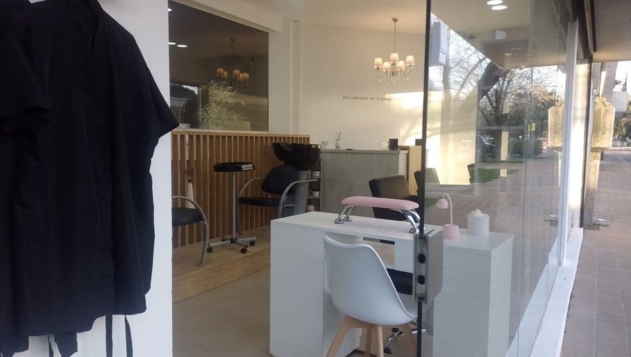 Inteior moderno de Newlook Estudio en La Plata, Provincia De Buenos Aires, AR con iluminación elegante.