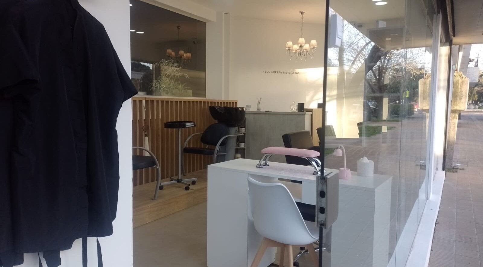 Inteior moderno de Newlook Estudio en La Plata, Provincia De Buenos Aires, AR con iluminación elegante.