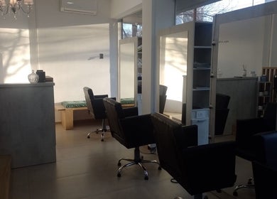 Interior de Newlook Estudio en La Plata, Provincia De Buenos Aires, AR con modernas sillas y espejos elegantes.