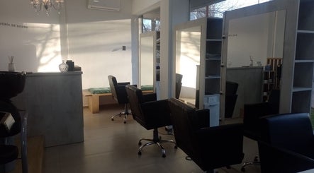 Interior de Newlook Estudio en La Plata, Provincia De Buenos Aires, AR con modernas sillas y espejos elegantes.