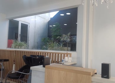 Área de lavado moderna en Newlook Estudio, La Plata, Provincia De Buenos Aires, AR, con decoración minimalista.