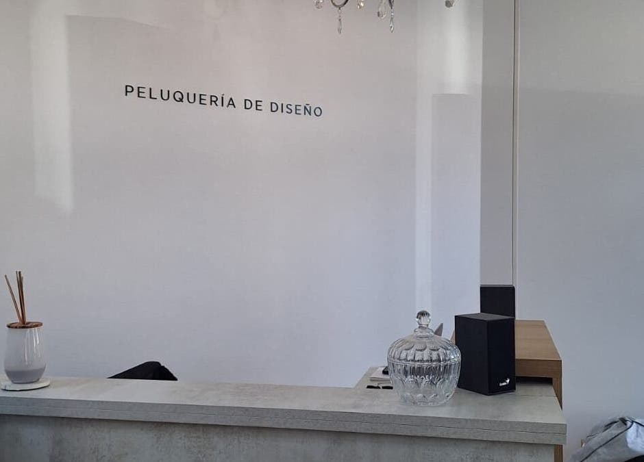 Recepción minimalista en Newlook Estudio, La Plata, Provincia De Buenos Aires, AR, con diseño elegante.