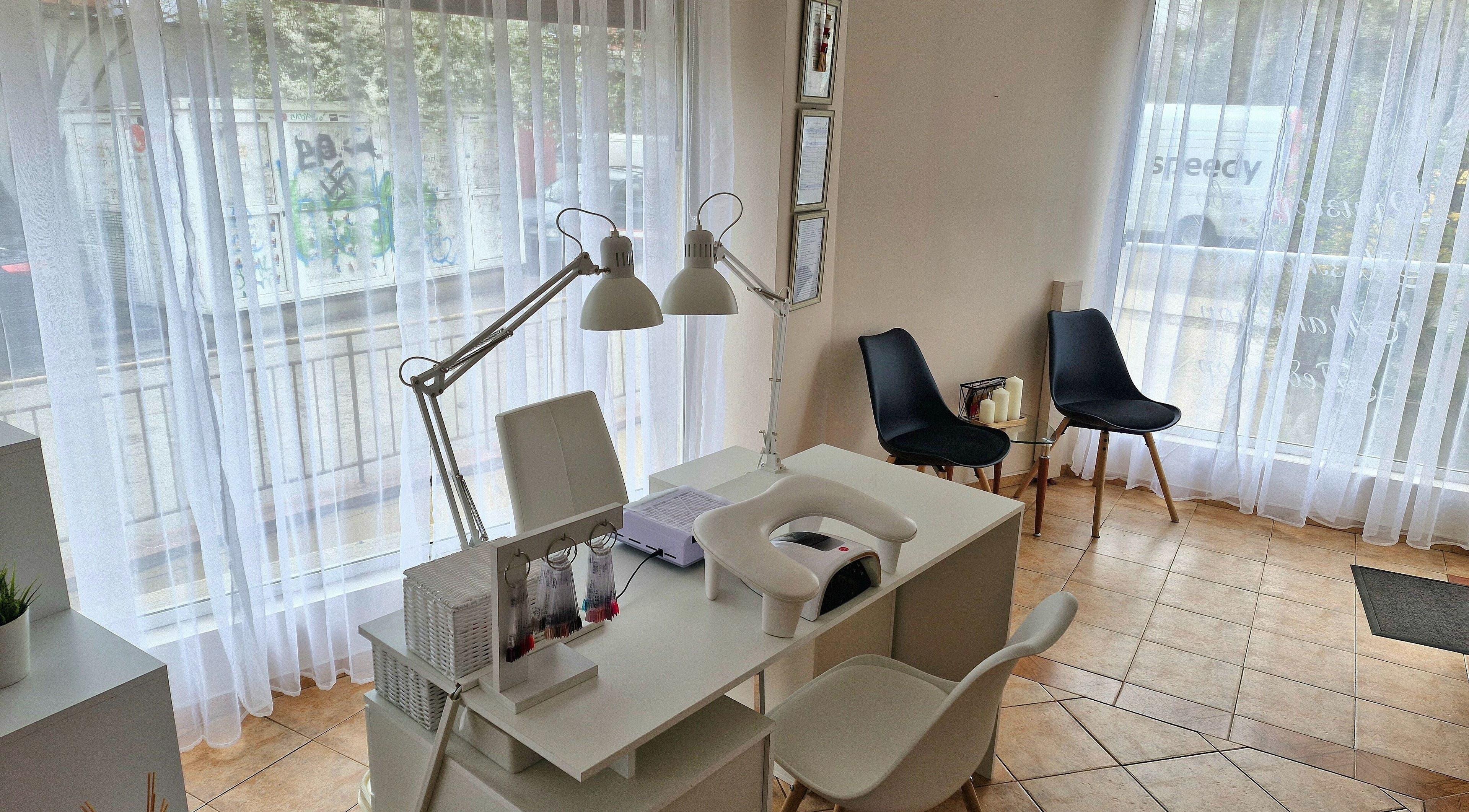 Изискан маникюр кът в Lora Atanasova nails & beauty, София, Област София, BG.