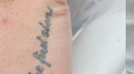 Zbliżenie na tatuaż na dłoni w Bianco Beauty Polska, Sopot, Województwo Pomorskie, PL.