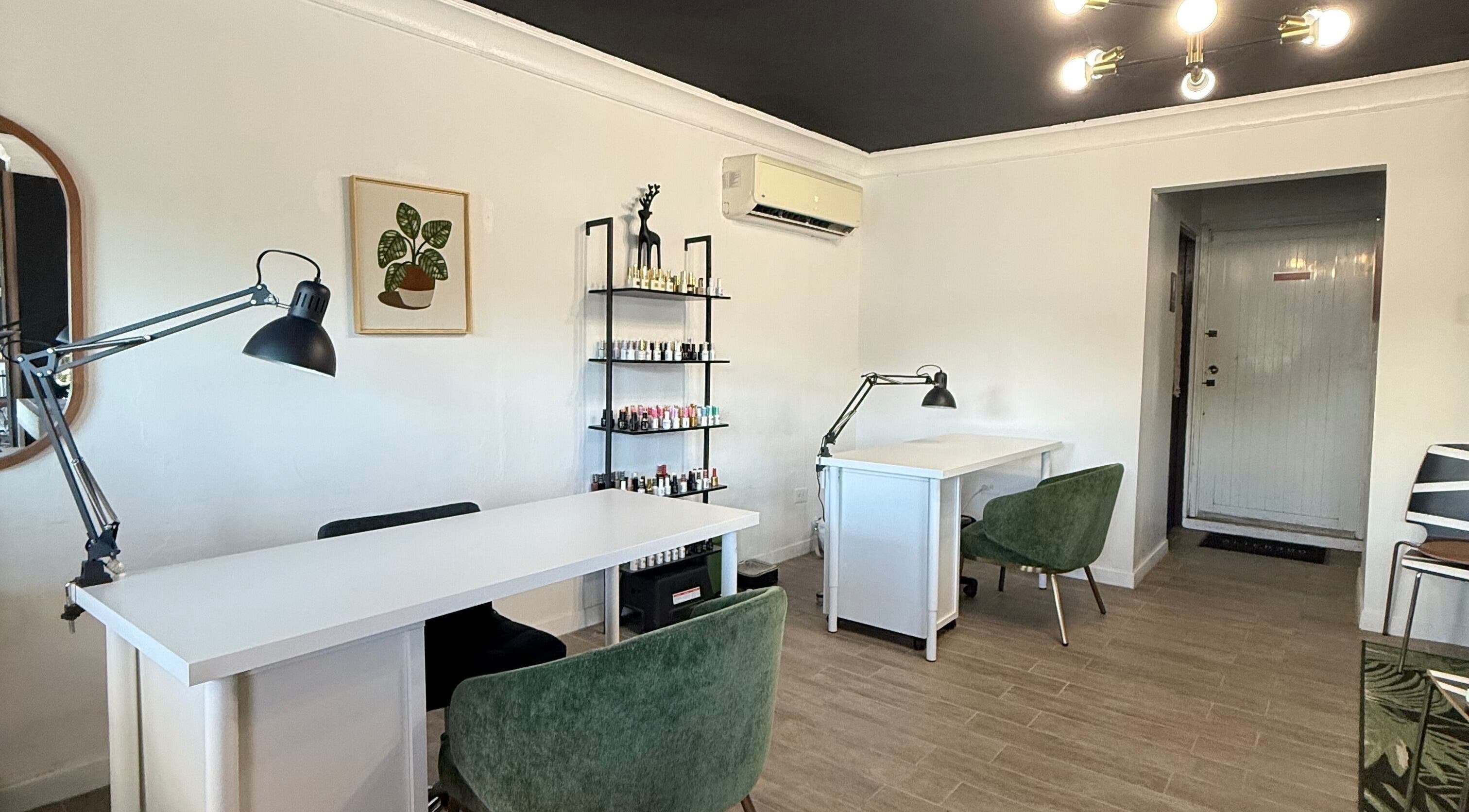 Interior moderno de Flawless Nails by Dannaly en Bayamón, Bayamón, PR con escritorios y sillas verdes.