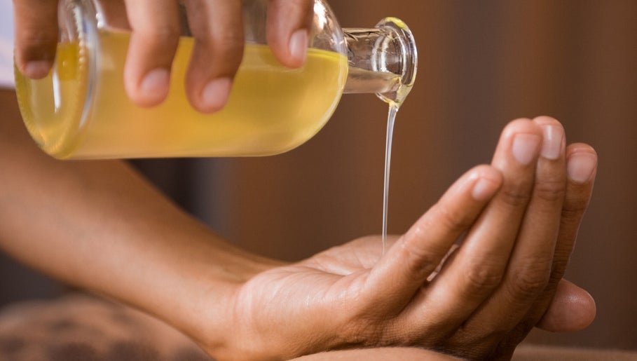 Aceite de masaje en Cabina Laurana, Valladolid, Castilla Y León, ES, para una experiencia de bienestar única.