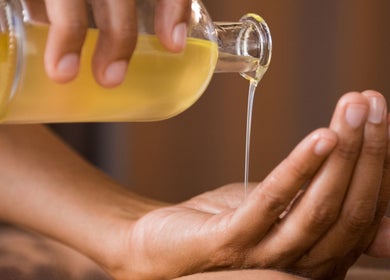 Aceite de masaje en Cabina Laurana, Valladolid, Castilla Y León, ES, para una experiencia de bienestar única.