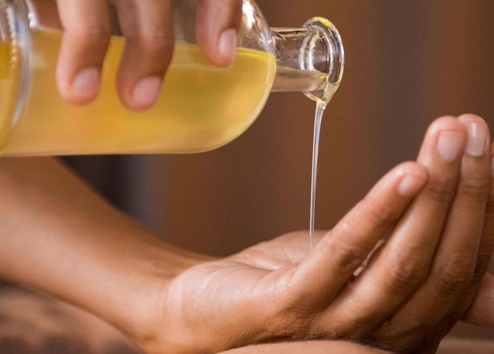 Aceite de masaje en Cabina Laurana, Valladolid, Castilla Y León, ES, para una experiencia de bienestar única.