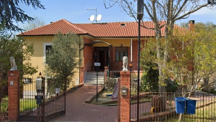 Ingresso di Tribalia tattoo a Campania, Campania, IT, con architettura tradizionale.