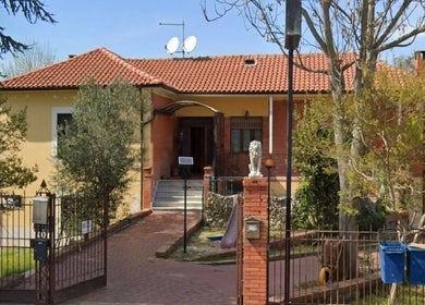 Ingresso di Tribalia tattoo a Campania, Campania, IT, con architettura tradizionale.
