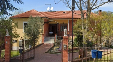 Ingresso di Tribalia tattoo a Campania, Campania, IT, con architettura tradizionale.