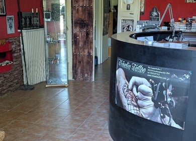 Interno di Tribalia Tattoo, Campania, Campania, IT. Arredamento elegante e postazione professionale.