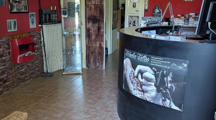 Interno di Tribalia Tattoo, Campania, Campania, IT. Arredamento elegante e postazione professionale.