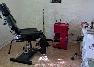 Studio di Tribalia tattoo a Campania, Campania, IT con sedia per tatuaggi e attrezzature professionali.