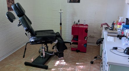 Studio di Tribalia tattoo a Campania, Campania, IT con sedia per tatuaggi e attrezzature professionali.