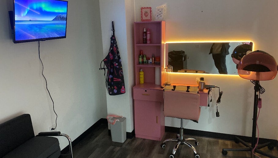 Thatgirl_Tiny venue on Staten Island, New York, featuring a modern salon setup with pink accents and chair.